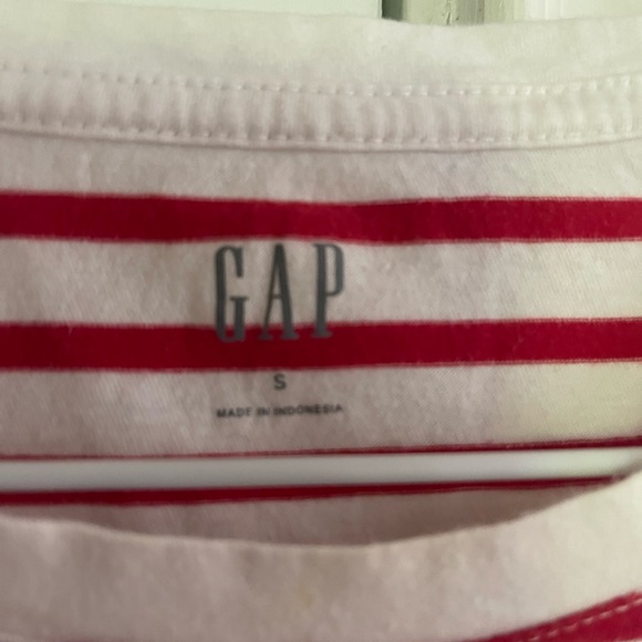 Two Gap striped t-shirts with logo. - Picture 6 of 6